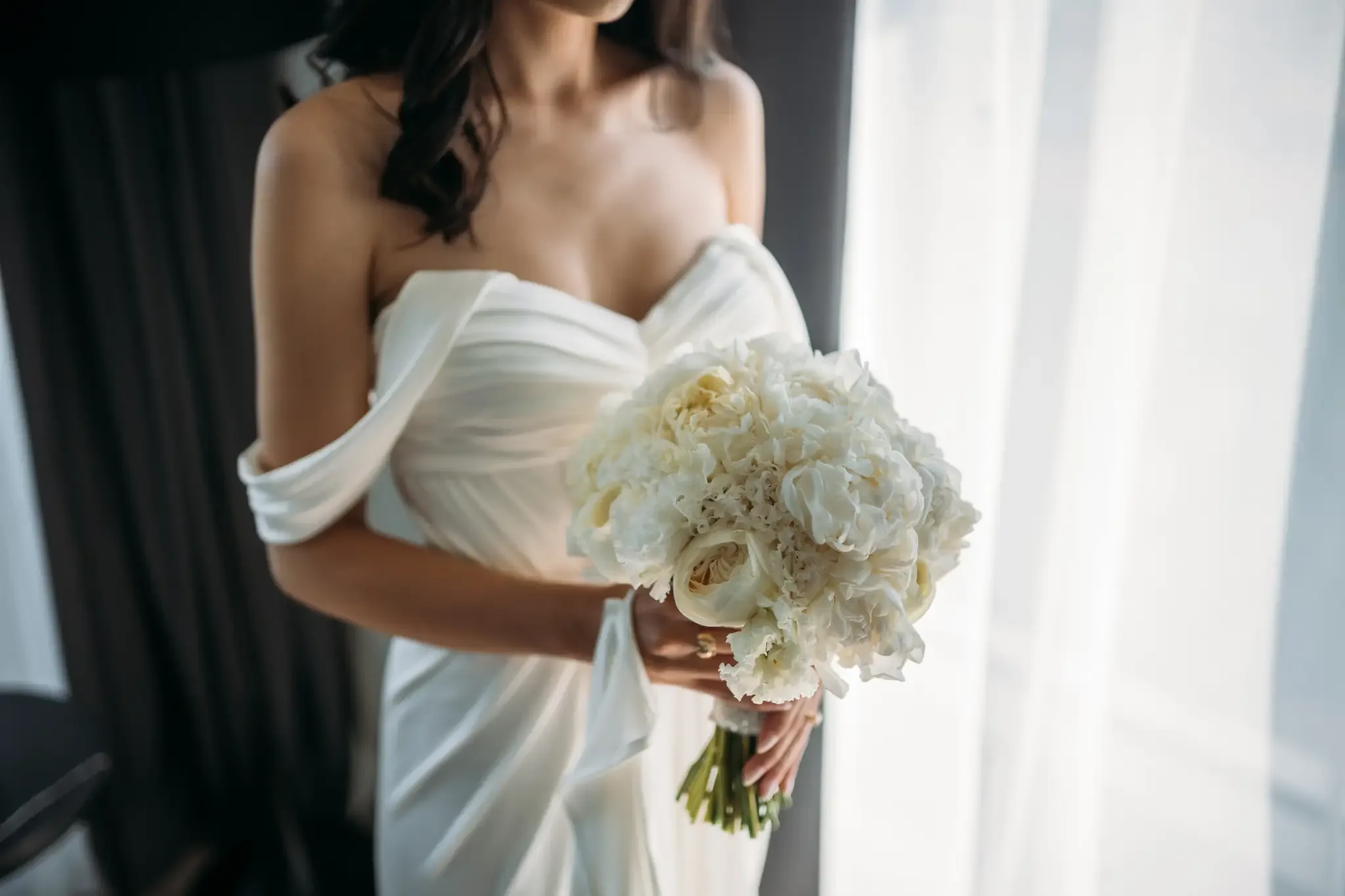 Mireasă ținând un buchet de flori la o nuntă