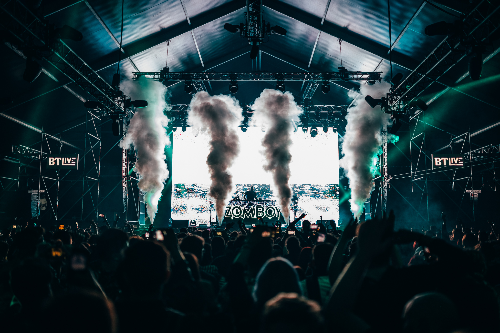 Public la un concert cu fum și lumini de scenă